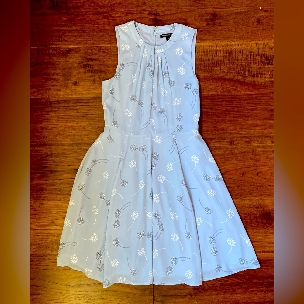 Banana Republic. Sleeveless, A-line dress. Size 2. Light blue and floral print.
